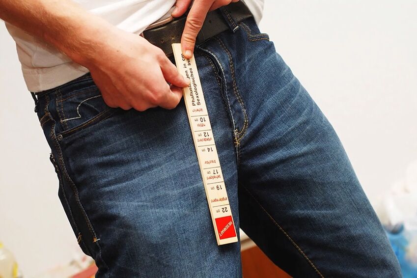 man measuring his penis before enlarging